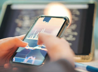 Inversionista que revisa el proceso transparente de transferencia y retiro de fondos